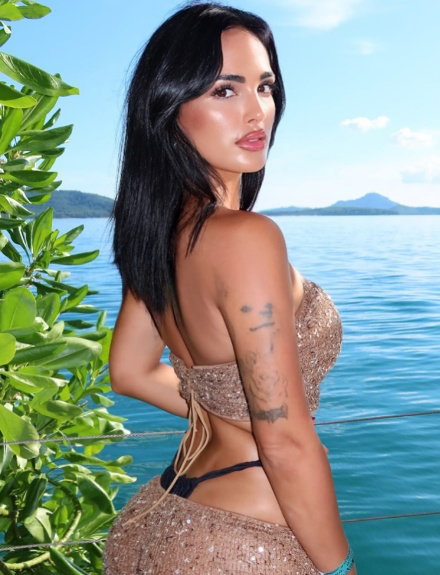 Claudia Bavel Borntobefuck