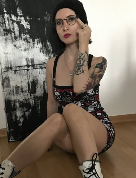 Lia Louise Borntobefuck